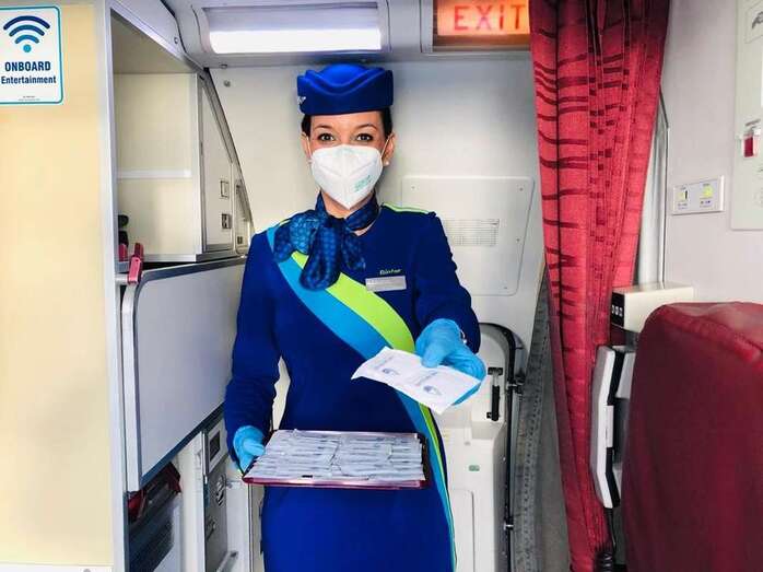 Azafata duran el reparto de toallitas hidroalcohólicas (Foto TA)